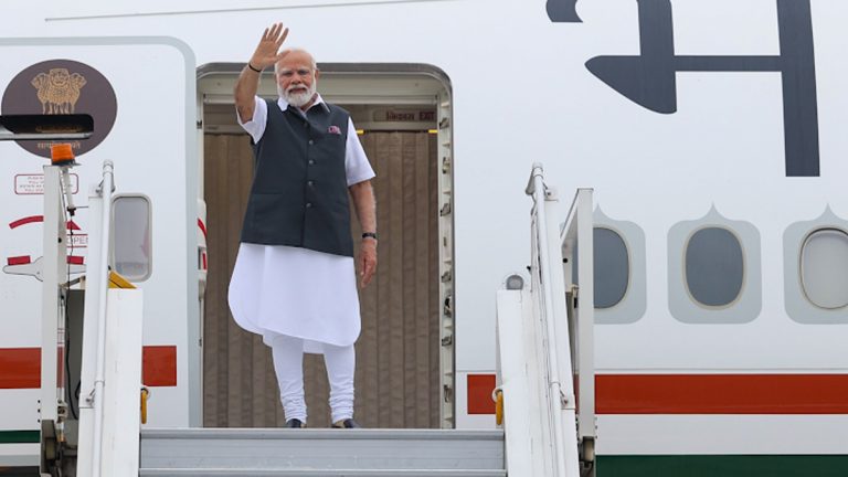 PM Modi in France: మోదీ ఫ్లైట్ మెట్లు దిగుతున్న వీడియో ఇదిగో, బాస్టిల్ డే పరేడ్‌ కోసం పారిస్‌లో అడుగుపెట్టిన భారత ప్రధాని