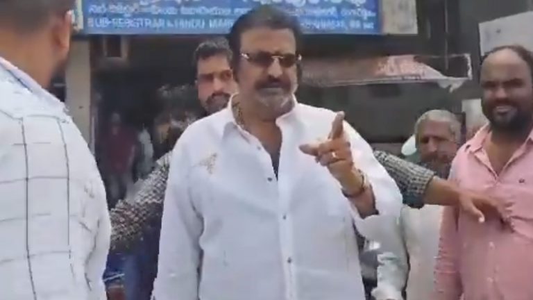 Mohan Babu Fire on Media: వీడియో ఇదిగో, మీకు బుద్ధి లేదా, ఆ లోగోలు లాక్కోండయ్యా అంటూ మీడియాపై మండిపడిన మోహన్ బాబు