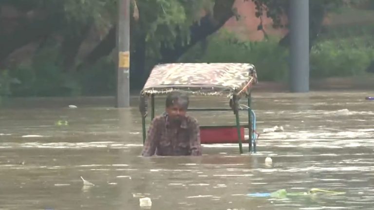 Delhi Floods: ఛాతిలోతు నీళ్లలో రిక్షా తొక్కుకుంటూ వెళుతున్న రికావోడు, ఢిల్లీలో వరద బీభత్సం తెలిపే వీడియోలు ఇవిగో..