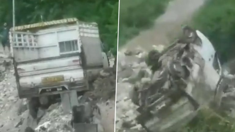 Uttarakhand Landslide: రోడ్డును దాటుతుండగా టెంపో వాహనంపై విరిగిపడిన కొండచరియలు, భారీ లోయలో పడిపోయిన వాహనం, వీడియో ఇదిగో..