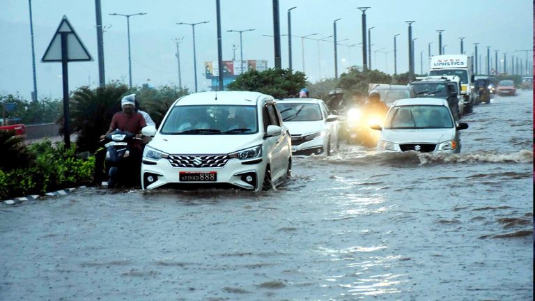 Rains in Hyderabad: హైదరాబాద్‌ లో తెల్లవారుజామునుంచి దంచి కొడుతున్న వర్షం.. నగరంలో లోతట్టు ప్రాంతాలు జలమయం, రోడ్లపైకి నీరు చేరుతున్న వైనం