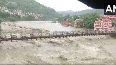 Himachal Floods: బియాస్ నది ఉగ్రరూపం వీడియో ఇదిగో, దేవాలయాలను తనలో కలుపుకుంటూ సాగుతున్న భారీ వరద