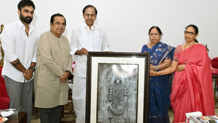 Brahmanandam Meets CM KCR: సీఎం కేసీఆర్ ను కలిసిన బ్రహ్మానందం దంపతులు