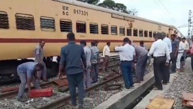 Padmavati Express Derailed At Tirupati: తిరుపతిలో పట్టాలు తప్పిన పద్మావతి ఎక్స్‌ప్రెస్