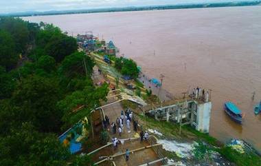 Godavari’s Danger Level In Bhadrachalam: భద్రాచలం వద్ద ప్రమాదకర స్థాయిలో ఎగిసిపడుతున్న గోదావరి.. 54 అడుగులు దాటిన నీటిమట్టం.. నీటమునిగిన భద్రాచలం స్నానఘట్టాల ప్రాంతం.. పలు గ్రామాల మధ్య నిలిచిపోయిన రాకపోకలు.. మూడో ప్రమాద హెచ్చరిక జారీ