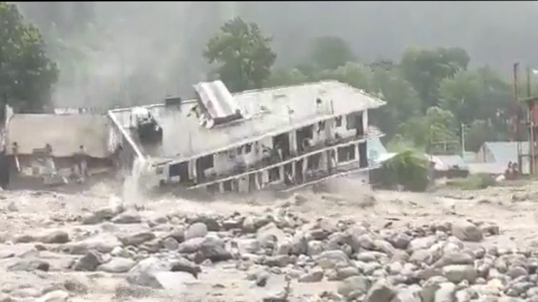 Punjab Floods: వీడియో ఇదిగో, కళ్లముందే కుప్పకూలిన ఇళ్లు, భారీ వరదలకు పంజాబ్ విలవిల