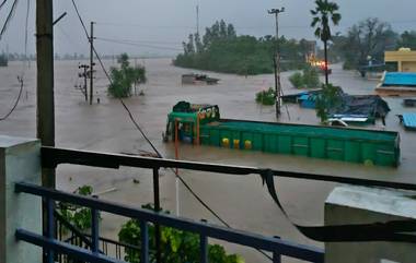 Telangana Rains: భారీ వరదల్లో పూర్తిగా మునిగిపోయిన లారీ, సాయం కోసం డ్రైవర్, క్లీనర్ ఎదురుచూపులు, వీడియో ఇదిగో..