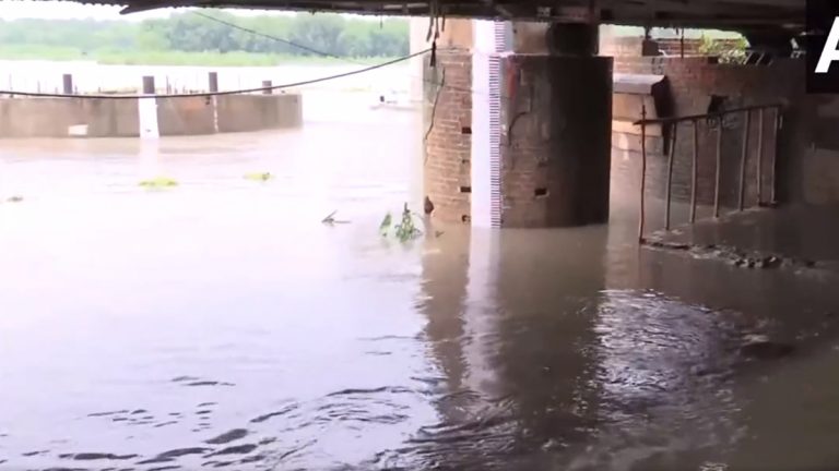 Delhi Rains: వీడియో ఇదిగో, ఢిల్లీకి డేంజర్ బెల్స్, ప్రమాదకర స్థాయిని మించి ప్రవహిస్తున్న యమునా నది