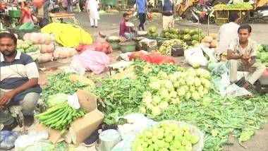 Prices Soar For All Vegetables: దిక్కుతోచని స్థితిలో వీధి వ్యాపారులు, కూరగాయల పెరుగుదలతో కొనుగోలుకు ఆసక్తి చూపని ప్రజలు