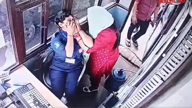 Video: మహిళా టోల్ ఉద్యోగినిపై దాడి చేసిన మరో మహిళ, టోల్ డిమాండ్ చేయడంతో నానా బూతులు తిడుతూ దాడి