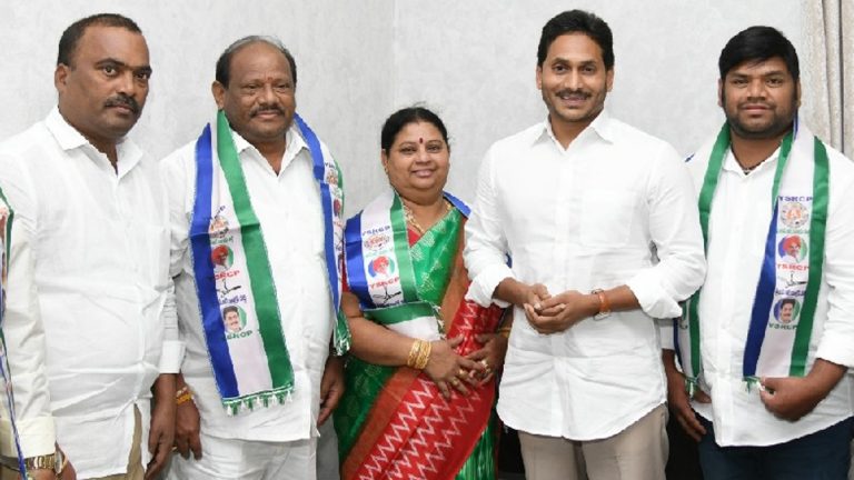 Former MLA Bhadraiah Joins YSRCP: శ్రీకాకుళం జిల్లాలో టీడీపీకి షాక్, వైసీపీలో చేరిన మాజీ ఎమ్మెల్యే తలే భద్రయ్య అతని కుమారుడు డాక్టర్ తలే రాజేశ్