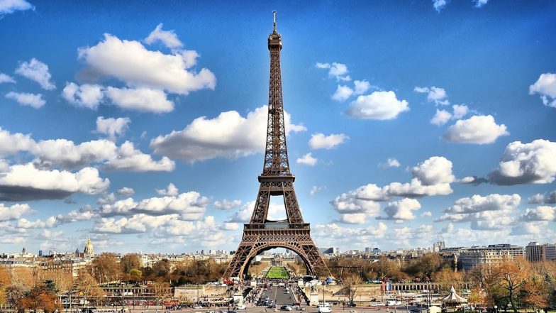 Eiffel Tower: ఈఫిల్ టవర్‌కు బాంబు బెదిరింపు, సందర్శకులను ఖాళీ చేయించిన పోలీసులు, పరిసరాల్లో ఆంక్షలు విధింపు