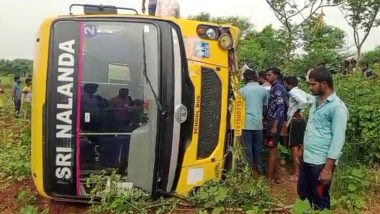 Telangana Road Accident: వీడియో ఇదిగో, డ్రైవర్‌ అతివేగానికి మహబూబాబాద్‌ జిల్లాలో స్కూలు బస్సు బోల్తా, 30 మంది విద్యార్థులకు తీవ్ర గాయాలు