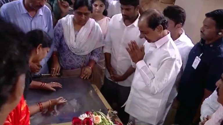 Gaddar Funeral: గ‌ద్ద‌ర్ పార్థివ‌దేహానికి నివాళి అర్పించిన సీఎం కేసీఆర్, ఆయ‌న కుటుంబ స‌భ్యులు ఓదార్చిన తెలంగాణ ముఖ్యమంత్రి