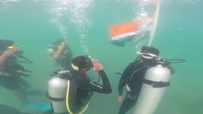 Tiranga Hoisted Underwater: వీడియో ఇదిగో, సముద్రం లోపల మువ్వన్నెల జెండా రెపరెపలు, నీటి లోపల జాతీయ గీతాన్ని ఆలపించిన సైనికులు