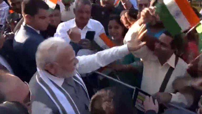 PM Modi in Greece: గ్రీస్‌లో ప్రధాని మోదీకి ఘన స్వాగతం పలికిన భారత కమ్యూనిటీ సభ్యులు, గ్రీకు శిరస్త్రాణాన్ని బహుకరించిన వీడియో ఇదిగో..