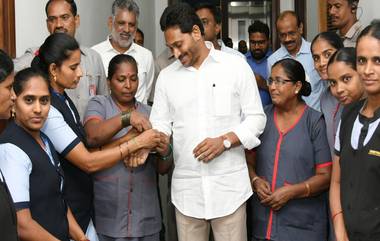 Raksha Bandhan 2023: జగన్‌కు రాఖీలు కట్టిన సీఎం క్యాంప్‌ ఆఫీస్‌ హౌస్‌ కీపింగ్‌ మహిళలు, ఆప్యాయంగా పలకరించిన ఏపీ ముఖ్యమంత్రి