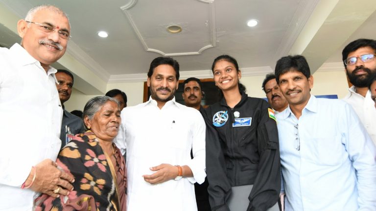 Jahnavi Dangeti: పేద విద్యార్ధి కల సాకారం కోసం ఆర్థిక భరోసా అందించిన సీఎం వైఎస్ జగన్, జాహ్నవి దంగేటి పైలెట్‌ శిక్షణ కోసం ఆర్థిక సాయానికి సానుకూల స్పందన