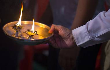 Pooja Aarti: దేవుడి హారతిని ఒంటి చేత్తో తీసుకోకూడదని మీకు తెలుసా, భగవంతుడిని పూజించేటప్పుడు పాటించాల్సిన నియమాలు ఏమిటో తెలుసుకోండి