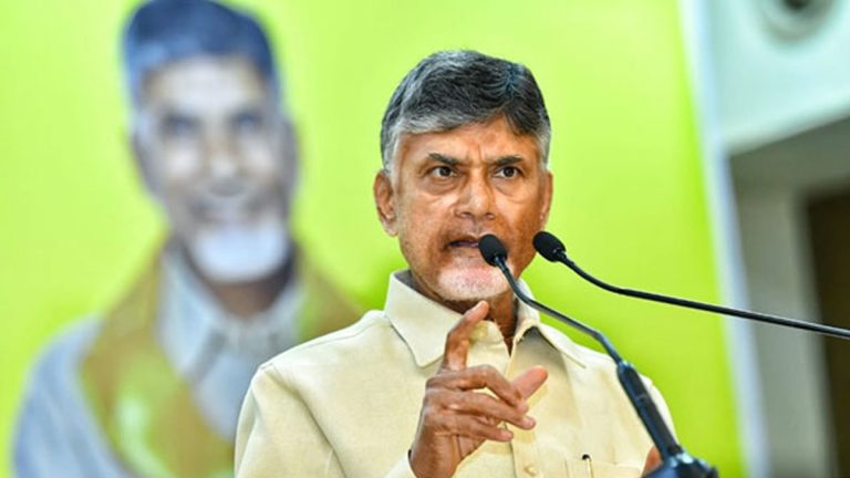 Chandrababu on Volunteer System: వీడియో ఇదిగో, వాలంటీర్ల ఉద్యోగాలు తీసేయం, మేము అధికారంలోకి వచ్చినా ఆ వ్యవస్థ కొనసాగుతుందని తెలిపిన చంద్రబాబు