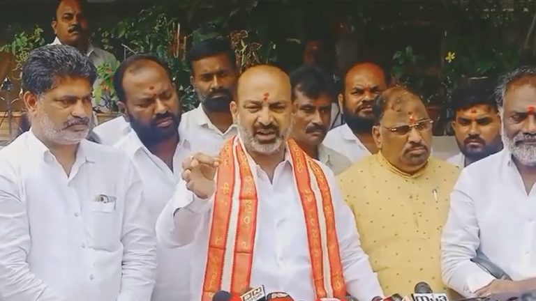 Bandi Sanjay on Chandrababu Arrest: వీడియో ఇదిగో, చంద్రబాబుకు మద్దతు తెలిపిన బండి సంజయ్, వైసీపీ వాళ్ళ గోతిలో వాళ్ళే పడ్డారని తెలిపిన ఎంపీ