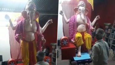 Ganesh Chaturthi 2023: వైరల్ వీడియో ఇదిగో, కూర్చుని ఉన్న వినాయకుడి పాదాలను భక్తులు తాకగానే లేచి నిలబడి ఆశీర్వదిస్తున్న గణేశుడు