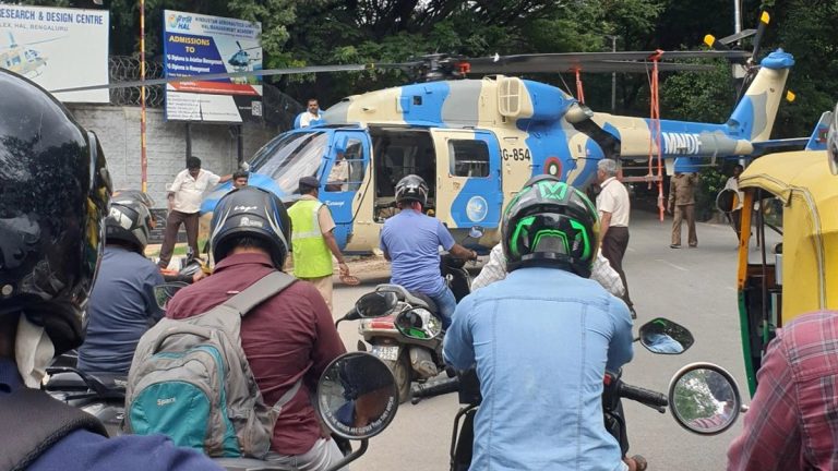 Bengaluru: నడివీధిలో నిలిచిపోయిన హెలికాఫ్టర్.. మీరు చదివింది నిజమే.. బెంగళూరులో వెలుగు చూసిన దృశ్యం.. భారీగా ట్రాఫిక్ జాం