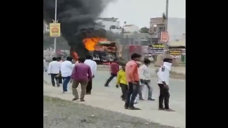 Maratha Reservation Protest: హింసాత్మకంగా మారిన మరాఠా రిజర్వేషన్ల పోరాటం, పోలీసు వాహనాలకు నిప్పుపెట్టిన ఆందోళనకారులు, పలువురికి తీవ్రగాయాలు