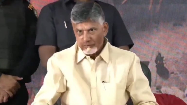 Chandrababu Naidu: వీడియో ఇదిగో, తెలంగాణలో ఒక ఎకరం అమ్మి ఆంధ్రలో వందల ఎకరాలు కొనొచ్చు, చంద్రబాబు నాయుడు ఆసక్తికర వ్యాఖ్యలు