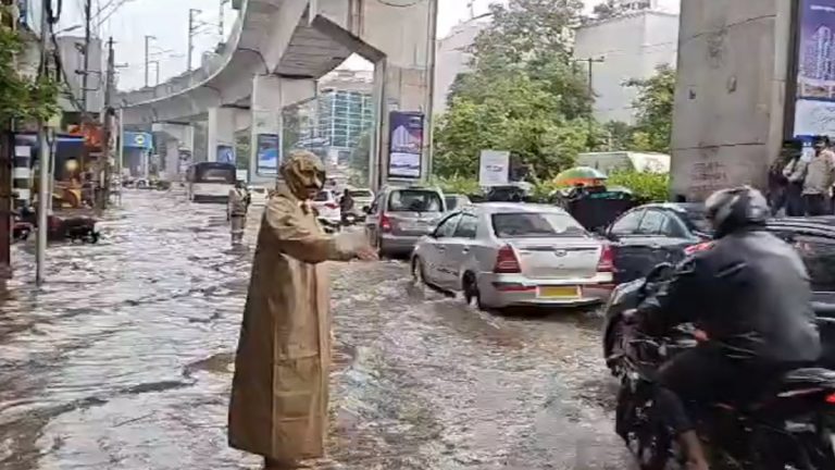 Hyderabad Rains: పంజాగుట్ట వద్ద భారీగా వరద, గ్రీన్‌ల్యాండ్స్ జంక్షన్ వద్ద ట్రాఫిక్‌ను క్రమబద్ధీకరిస్తున్న పంజాగుట్ట ట్రాఫిక్ పోలీసులు, వీడియో ఇదిగో..