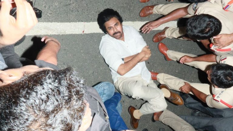 Pawan Kalyan Arrest: పోలీసులు అడ్డుకోవడంతో రోడ్డు మీద పడుకుని నిరసన తెలియజేస్తున్న పవన్ కళ్యాణ్