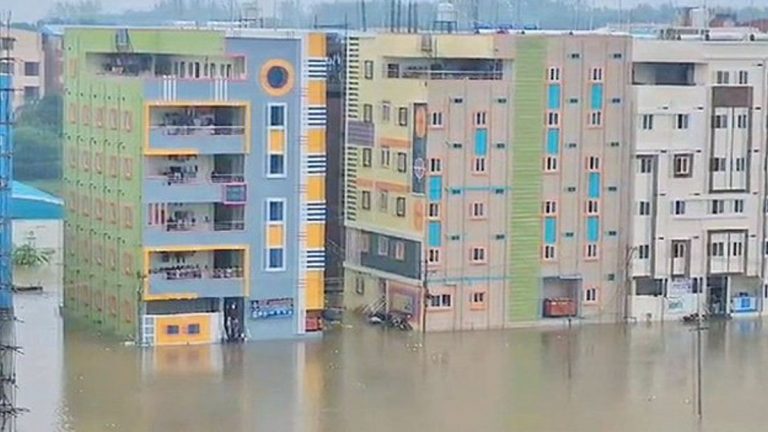 Hyderabad Rains: వీడియోలు ఇవిగో, హైదరాబాద్‌ నగరంలో పలుచోట్ల గంటకు పైగా వర్షం, రహదారులు జలమయం, పలు చోట్ల భారీగా ట్రాఫిక్‌ జామ్‌