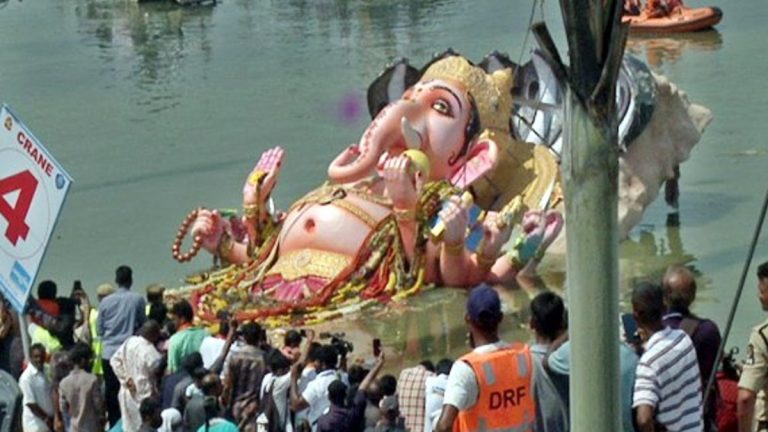 Hyderabad Ganesh Idol Immersion: గణేశ్ నిమజ్జనంలో పోకిరీల ఆగడాలు.. కేసులు నమోదు చేసి 250 మందిని అరెస్ట్ చేసిన షీ టీమ్స్