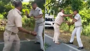 Police Fight Video: వీడియో ఇదిగో, లంచం పంపకాల విషయంలో గొడవ, రోడ్డు మీదే లాఠీలతో కొట్టుకుంటూ తన్నుకున్న పోలీసులు, బీహార్‌లో ఘటన