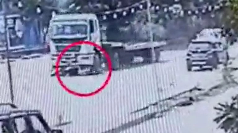 Accident Video: షాకింగ్ వీడియో ఇదిగో, భారీ వాహ‌నాల వెంట నిర్లక్ష్యపు డ్రైవింగ్ చాలా డేంజ‌ర్‌ అంటూ పోస్ట్ చేసిన వీసీ సజ్జనార్