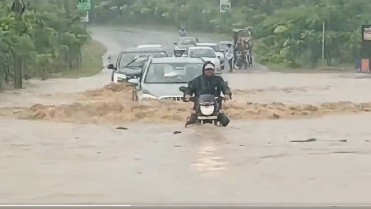 Telangana Weather: తెలంగాణలో ఐదు జిల్లాలకు 'రెడ్ అలర్ట్'.. వచ్చేమూడు రోజుల పాటు భారీ నుంచి అతి భారీ వర్షాలు..హైదరాబాద్ నగరాన్ని ముంచెత్తనున్న వానలు..