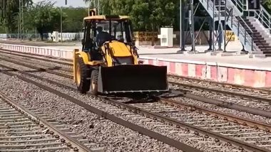 JCB Runs On Railway Tracks: రైల్వే ట్రాక్‌ పై జేసీబీ పరుగులు.. వీడియో వైరల్‌