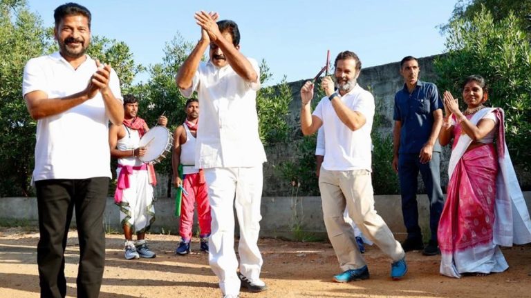 Rahul Gandhi Played Bathukamma Video: చెప్పులతో బతుకమ్మ ఆడిన రాహుల్ గాంధీ, ఇది బతుకమ్మకు అవమానమంటూ బీఆర్ఎస్ పార్టీ మండిపాటు