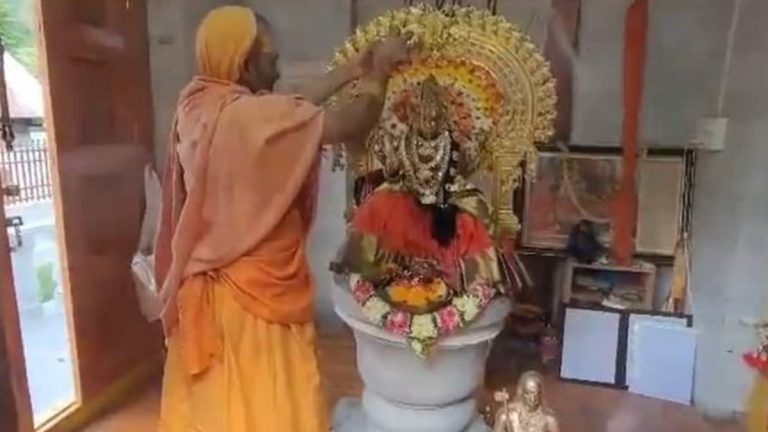 Navaratri Puja at Sharada Temple: స్వాతంత్ర్యం తరువాత తొలిసారిగా కశ్మీర్ లోని శారదా మాత దేవాలయంలో పూజలు.. సోమవారం కన్నులపండువగా సాగిన కార్యక్రమం