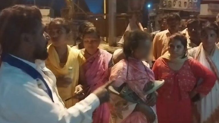 Viral News: చెప్పుల దండతో మహిళ ఊరేగింపు.. వలపు వల పేరుతో పలువురు పురుషులను లొంగదీసుకొని వసూళ్లకు పాల్పడినట్టు ఆరోపణలు.. కర్ణాటకలోని బెళగావి జిల్లాలో ఘటన