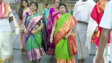 CM KCR Wife in Tirumala: వీడియో ఇదిగో, తిరుమల శ్రీవారిని దర్శించుకున్న కేసీఆర్‌ సతీమణి శోభ, ఆశీర్వదించి తీర్ధప్రసాదాలు అందజేసిన ఆలయ అర్చకులు