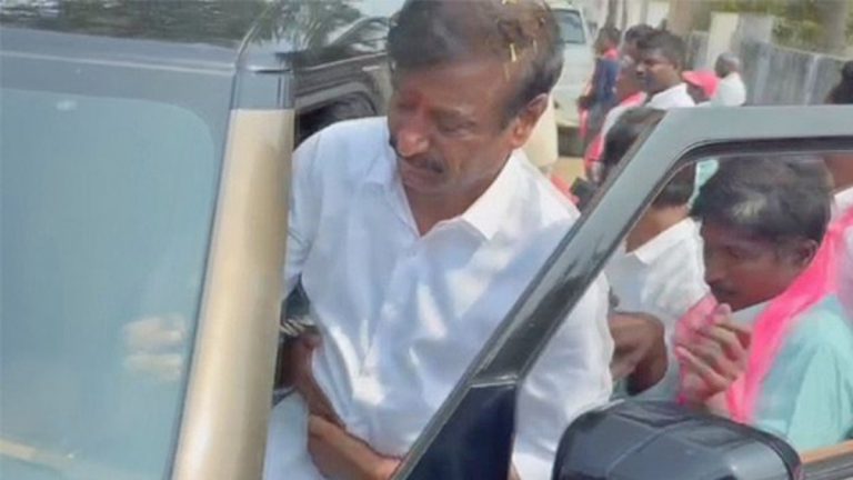 Knife Attack on MP Kotha Prabhakar Reddy: మెదక్ ఎంపీ కొత్త ప్రభాకర్‌రెడ్డిపై కత్తితో దాడి చేసిన దుండగుడు, కడుపులో తీవ్ర గాయాలు