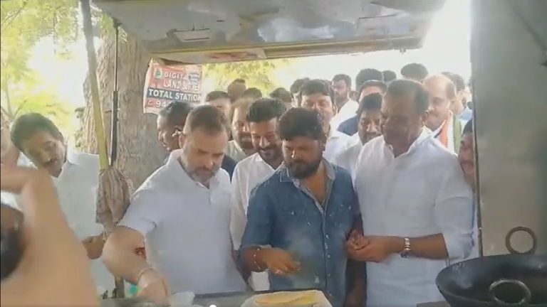 Rahul Gandhi Makes Dosa Video: దోసెలు వేయడం నేర్చుకున్న రాహుల్ గాంధీ, రోడ్డు పక్కన ఉన్న టిఫిన్ సెంటర్ వద్ద దోసె వేస్తున్న వీడియో ఇదిగో..