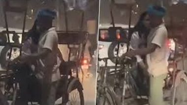 Delhi Shocker: షాకింగ్ వీడియో ఇదిగో, నడిరోడ్డు మీద రిక్షా వాడి పురుషాంగాన్ని పట్టుకుని షేక్ చేసిన యువతి, ముద్దులతో మైమరచిపోయిన జంట