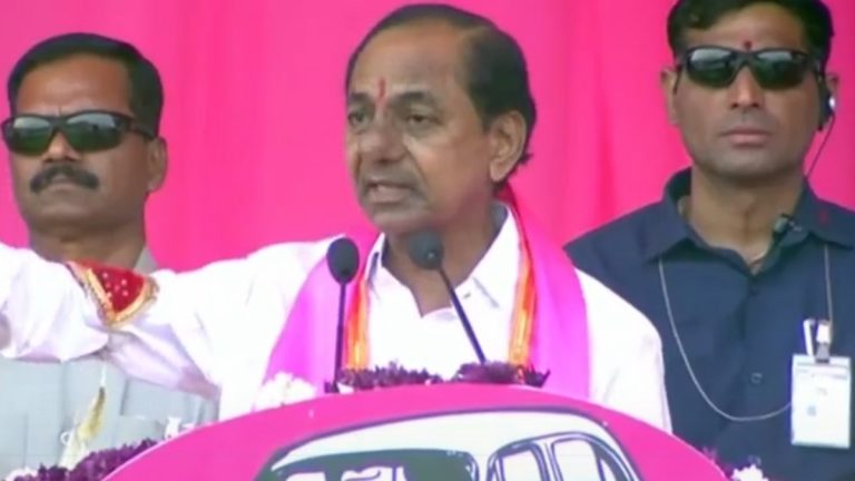 Telangana Elections 2023: వీడియో ఇదిగో, ఆంధ్రప్రదేశ్ రోడ్లపై సీఎం కేసీఆర్ సంచలన వ్యాఖ్యలు, డబల్ రోడ్ వస్తే తెలంగాణ.. సింగల్ రోడ్ వస్తే ఆంధ్రప్రదేశ్ అంటూ సెటైర్