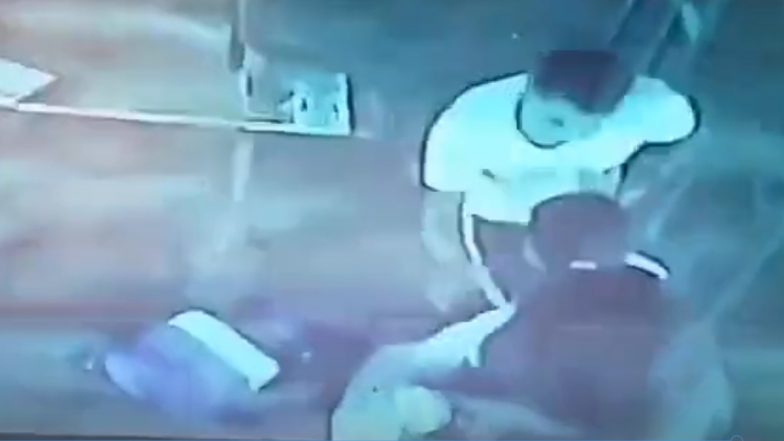 Uttar Pradesh Shocker: వీడియో ఇదిగో, విద్యార్థినికి ప్రైవేట్ పార్ట్ చూపిస్తూ దాన్ని పట్టుకోవాలంటూ టీచర్ బెదిరింపులు, క్లాస్ రూంలోనే అత్యాచారం చేయబోయిన కామాంధుడు