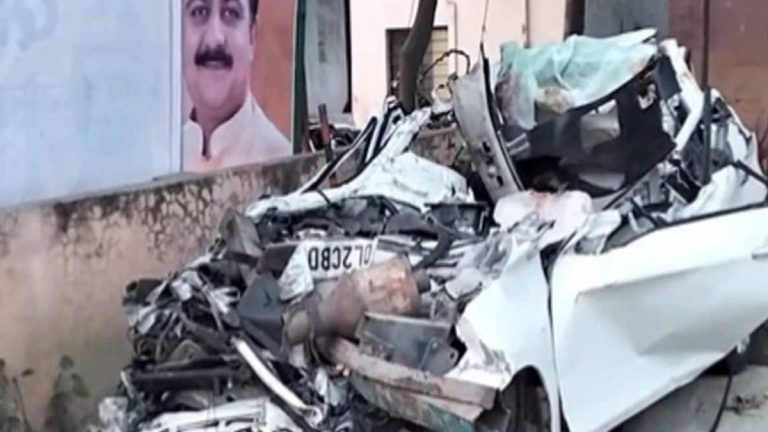 Accident in UP: యూపీలో ఘోర రోడ్డు ప్రమాదం.. ట్రక్కును ఢీకొట్టిన కారు.. ఆరుగురు మృతి