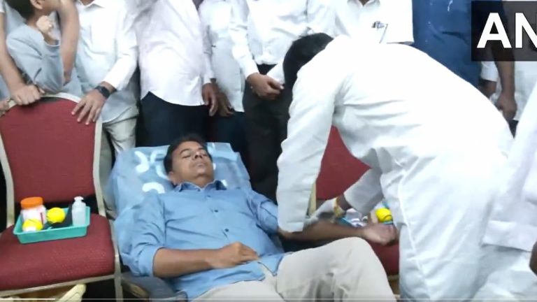 KTR Donates Blood Video: వీడియో ఇదిగో, రక్తదానం చేసిన తెలంగాణ మంత్రి కేటీఆర్, తెలంగాణ భవన్‌లో రక్తదాన శిబిరం