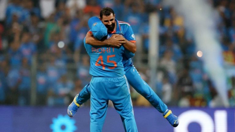 Rohit Sharma Lifting Shami Video: వీడియో ఇదిగో, మహ్మద్ షమీని అమాంతం గాల్లోకి ఎత్తేసి సంబరాలు జరుపుకున్న రోహిత్ శర్మ