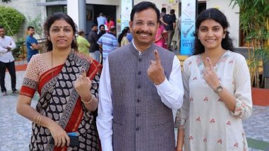 Telangana Assembly Election 2023: తెలంగాణ అసెంబ్లీ ఎన్నికలు, కుటుంబ సభ్యులతో కలిసి ఓటు హక్కును వినియోగించుకున్న టీఎస్ఆర్టీసీ ఎండీ సజ్జనార్